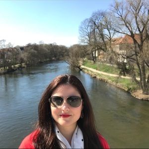 Meet your Posher, Lana